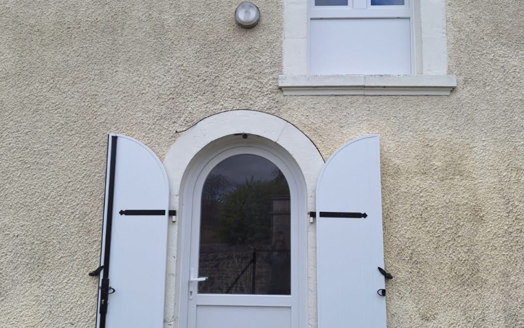 Installation d&rsquo;une porte extérieure cintrée en PVC + pose de volets battants en aluminium