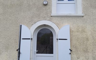 Blog Installation d’une porte extérieure cintrée en PVC + pose de volets battants en aluminium