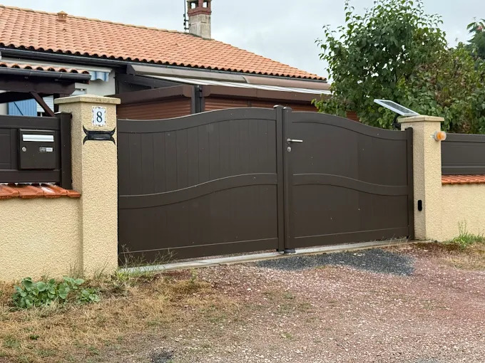 Installation d’un portail battant aluminium proche de Limoges – Réalisation Toit Mon Toit le 14-10-2025