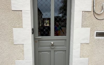 Installation d&rsquo;une porte d&rsquo;entrée PVC laquée