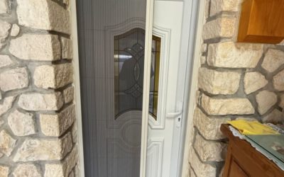 Installation d&rsquo;une porte d&rsquo;entrée et d&rsquo;une moustiquaire aluminium plissée latérale