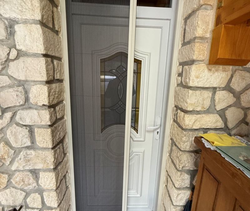 Installation d&rsquo;une porte d&rsquo;entrée et d&rsquo;une moustiquaire aluminium plissée latérale
