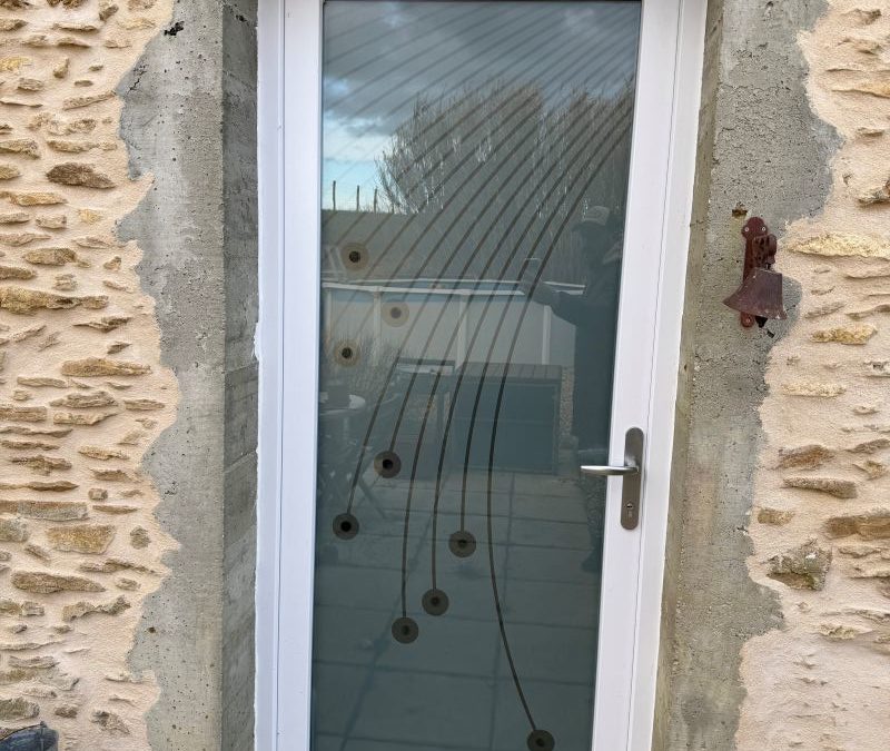 Installation d&rsquo;une porte d&rsquo;entrée PVC vitrée – rénovation
