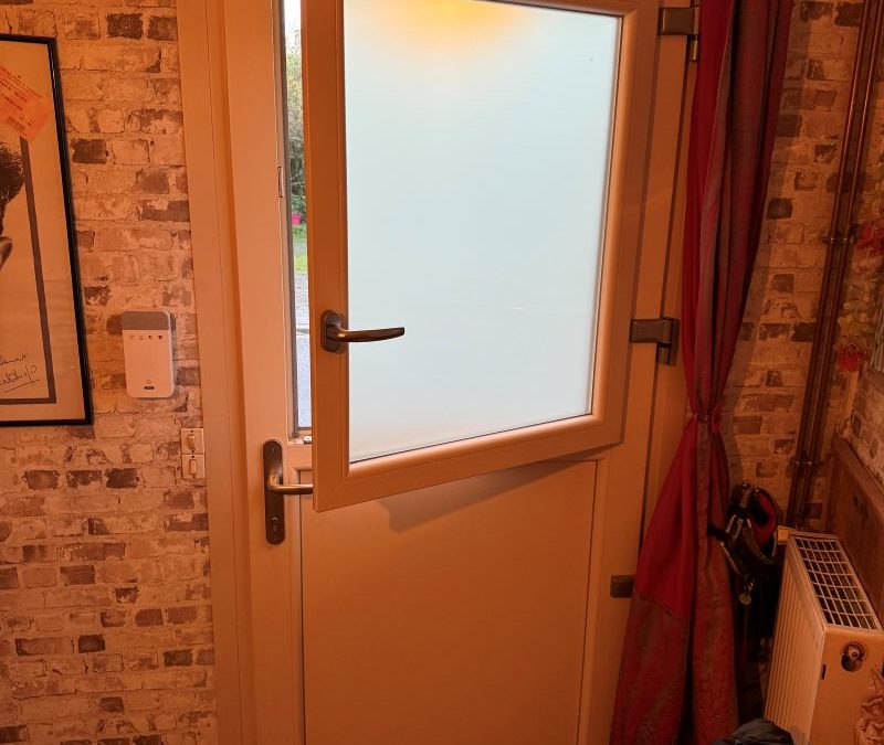 Installation d&rsquo;une porte avec ouvrant dans l&rsquo;ouvrant