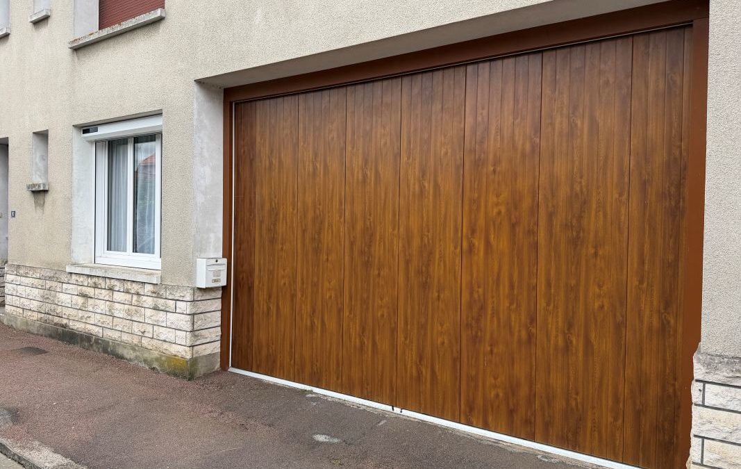 Installation d’une porte de garage sectionnelle latérale en acier isolé – finition chêne doré