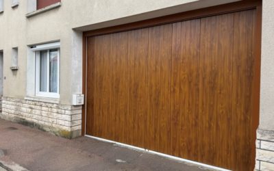 Installation d’une porte de garage sectionnelle latérale en acier isolé – finition chêne doré