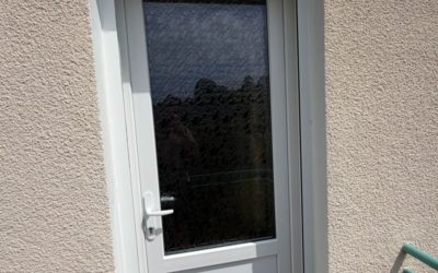 Installation d’une porte d’entrée PVC avec volet roulant aluminium solaire