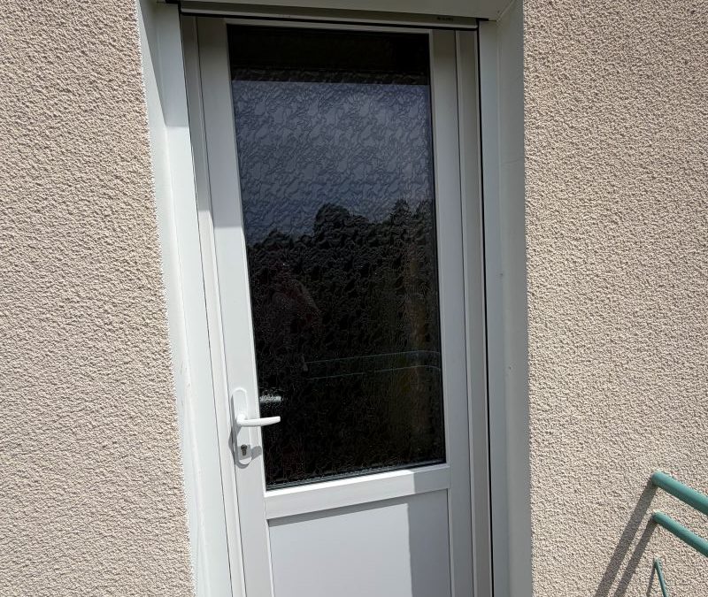Installation d’une porte d’entrée PVC avec volet roulant aluminium solaire
